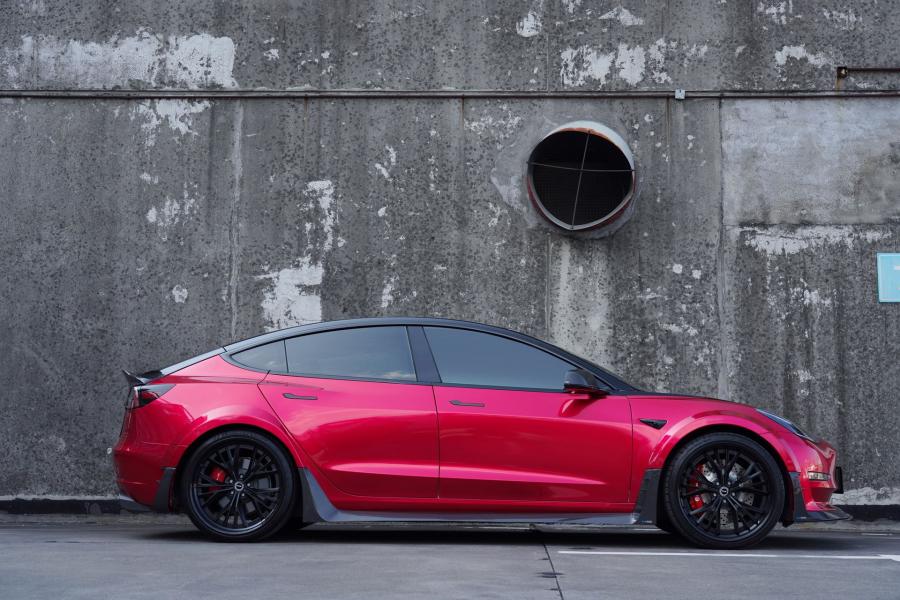  Tesla Model 3R EVO by RevoZport 2020 года  (фото 3 из 16)